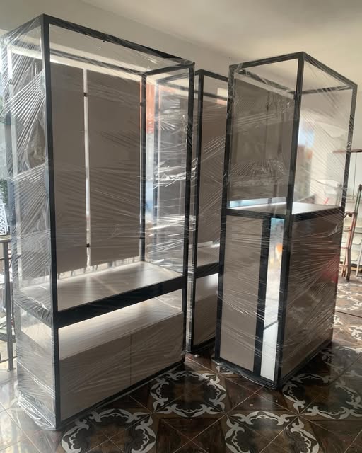 Vitrina metalike me xham të mbështjella për transport